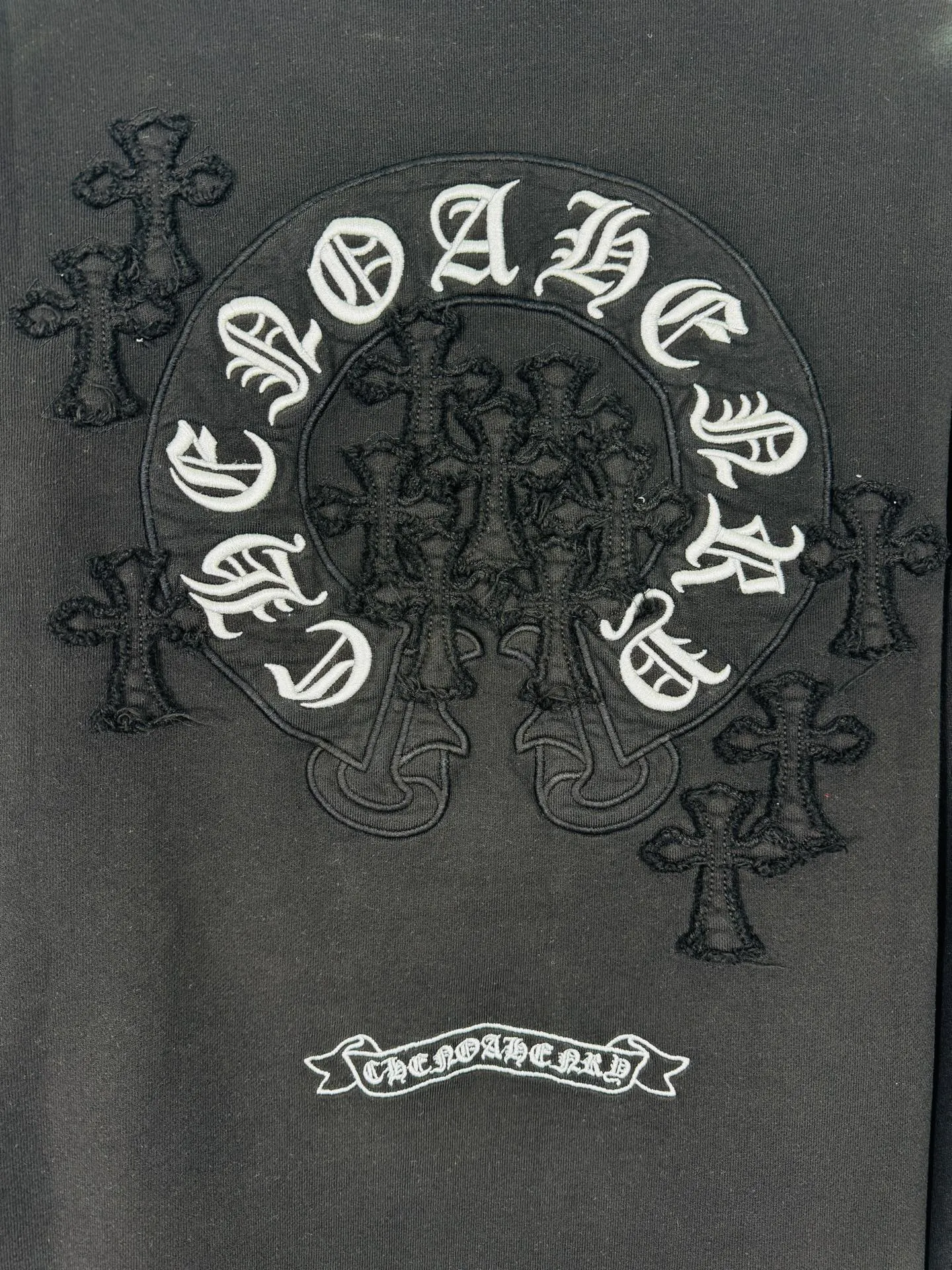 P280 top version, real shot without P, ​​different from market currency) 𝗖𝗵𝗿𝗼𝗺𝗲 𝗛𝗲𝗮𝗿𝘁𝘀/Cro Heart 2025 washed patch embroidery autumn and winter new original single counter American laser burnt 3D three-dimensional color embroidery couple casual sweatshirt 👑The highest version! Customized fabric 430g tripe terry fabric! American acid-washed and distressed original fabric laser burnt ✟appliqué embroidery and exquisite embroidery of letters! The best-selling model in the counter, very comfortable to wear. Accessories: original molded and authenticated collar label➕100% silk wash label. Genuine purchase-grade original hangtag➕matching hanging rope➕3D hanging beads➕original packaging bag. Craftsmanship: The original version has consistent wiring! The highest version of the armhole matching technique! Color: Pink Black Size: S M L XL Style No.: 9332